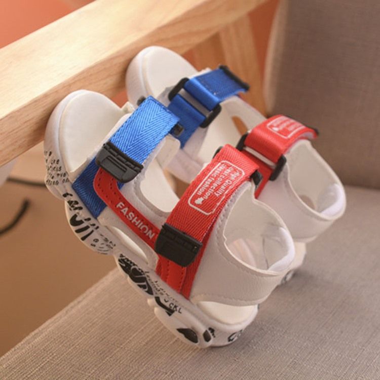Chaussures De Bébé À Bout Ouvert Et Blocs De Couleur